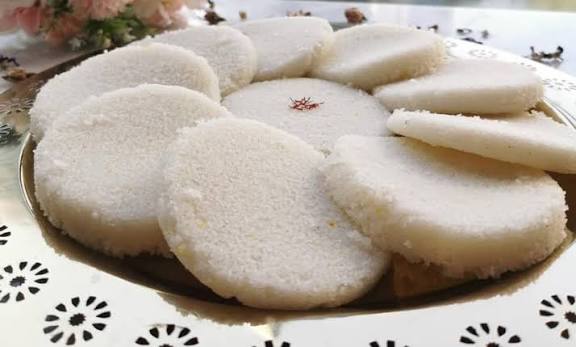 Traditional white round steamed rice cakes called Sandan